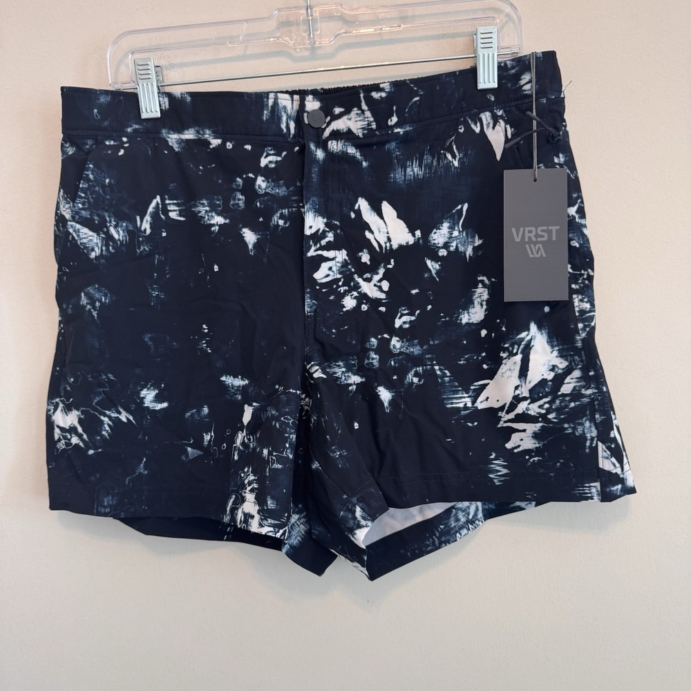 VRST Men's 5" Resort Short Indigo Craft Print Medium NWT Quick Dry UV Protection